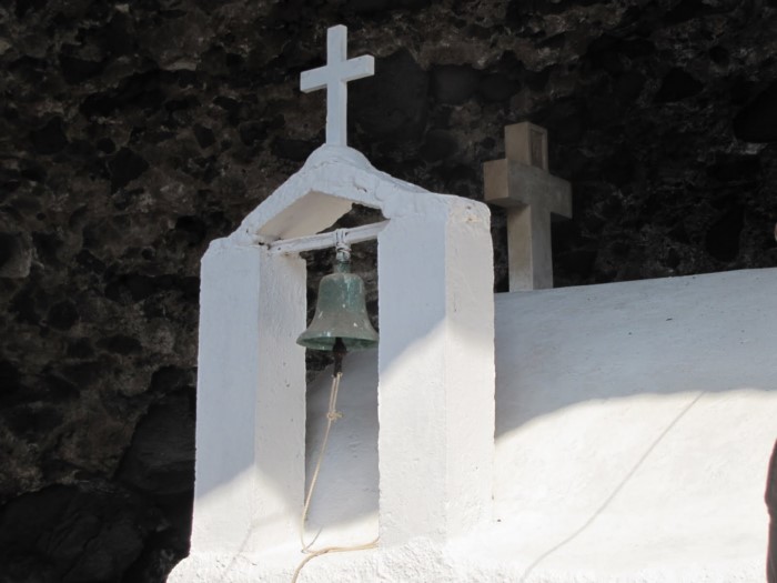 Το μικρό εκκλησάκι που βρίσκεται καλά κρυμμένο σε μια απόκρημνη σπηλιά της Σαντορίνης