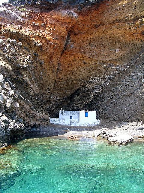 Το μικρό εκκλησάκι που βρίσκεται καλά κρυμμένο σε μια απόκρημνη σπηλιά της Σαντορίνης