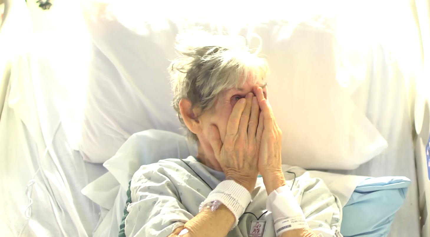 Пенсионерка страдает. Больная бабушка в больнице. Старушка плачет в больнице. Женщина плачет в больнице.