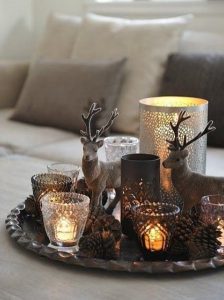 χριστουγεννιάτικη διακόσμηση με κεριά στο σαλόνι